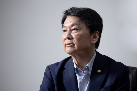 안철수 국민의힘 의원은 대선 패배에 대해 “비상계엄을 일으킨 윤석열 전 대통령과 신속히 관계를 정리하지 못한 것이 큰 이유”라고 꼽았다. 김정훈 기자