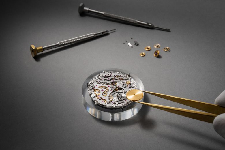 1521개의 부품으로 조립하고, 13건의 특허 출원 기술을 가진 자체 제작 무브먼트 3655. 사진 바쉐론 콘스탄틴