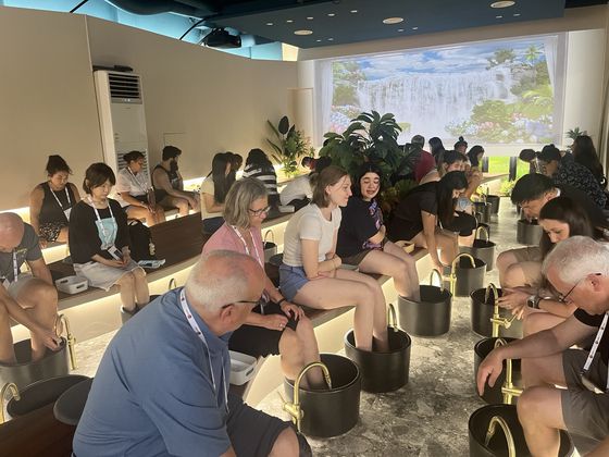 지난 8일부터 11일까지 3박 4일간 '제주와 함께하는 마음의 고향 여행'에 나선 입양인들이 족욕체험을 하고 있다. 사진 제주관광공사