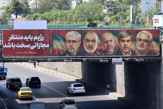14일(현지시간) 이란 수도 테헤란의 한 다리에 전날 새벽 이스라엘의 공습으로 사망한 이란 군 장성과 핵과학자들의 초상화가 담긴 포스터가 걸려 있다. AFP=연합뉴스