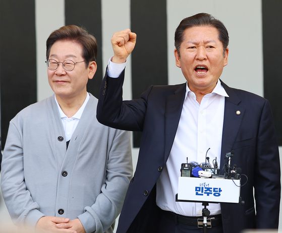 더불어민주당 장경태(왼쪽부터), 김용민, 민형배, 강준현, 김문수 의원이 11일 서울 여의도 국회 소통관에서 검찰청법 폐지법안, 공소청 신설법안 등 검찰개혁을 위해 발의한 법안들에 대해 설명하고 있다. 연합뉴스