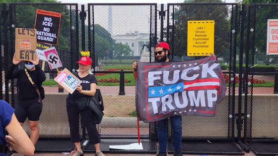 워싱턴에서 열병식이 열린 14일(현지시간) 로스앤젤레스에서 열린 '노 킹스' 시위에서 경찰이 발사한 최루탄이 최루 가스를 내뿜고 있다. AFP=연합뉴스