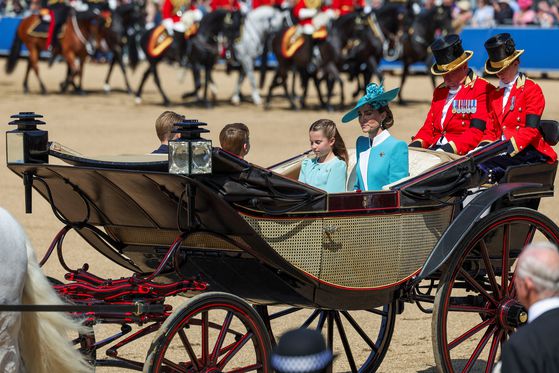 14일 케이트 미들턴 영국 왕세자빈이 세 자녀와 함께 마차를 타고 군기분열식에 등장했다. 로이터=연합뉴스