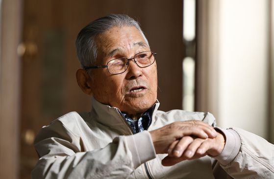 공방 사무실 의자에 앉은 이봉주 유기장이 1983년 눈을 잃은 사고 당시 상황을 설명하고 있다. 김종호 기자