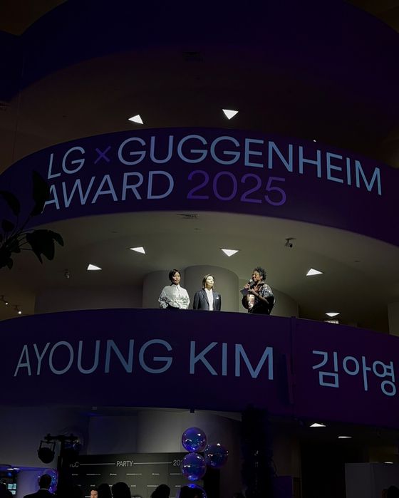 진나달 8일(현지시간) 뉴욕 구겐하임 미술관에서 열린 제3회 LG 구겐하임 어워드 시상식. 왼쪽부터 박설희 LG 브랜드담당 수석, 수상자 김아영, 나오미 벡위스 구겐하임미술관 관장 직무대리. 사진 갤러리현대