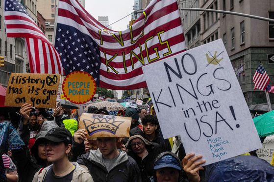 도널드 트럼프 대통령이 14일(현지시간) 워싱턴에서 열린 육군 창설 250주년 기념 군사 퍼레이드에 참석해 경례하고 있다. AP=연합뉴스