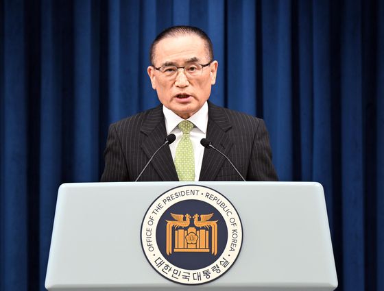 이재명 대통령이 지난 6일 대통령실 관저에서 도널드 트럼프 미국 대통령과 전화 통화를 하고 있다. 대통령실 제공