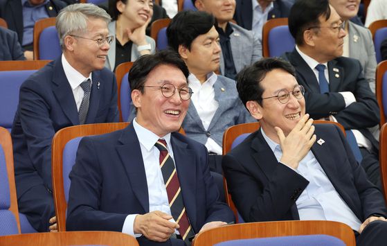 김민석 국무총리 후보자(앞줄 왼쪽)가 13일 국회에서 열린 더불어민주당 원내대표 선출을 위한 의원총회에 참석해 후보들의 정견 발표를 들으며 밝은 표정을 하고 있다. 연합뉴스