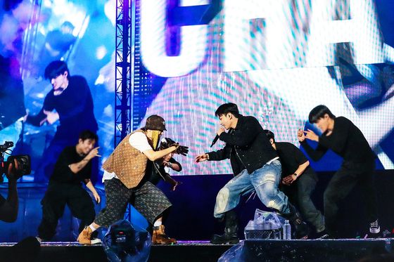 13일 펼쳐진 정국과 제이홉의 스페셜 무대에 팬들의 함성이 커졌다. 사진 빅히트 뮤직