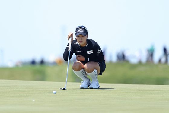 윤이나가 US여자오픈에서 퍼트 라인을 보고 있다. AFP=연합뉴스