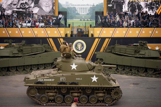 14일(현지시간) 미국 워싱턴 DC에서 육군 창설 250주년을 기념하는 퍼레이드 불꽃놀이가 열리고 있다. AP=연합뉴스