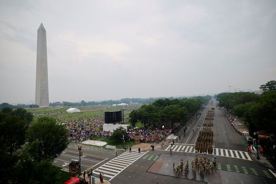 14일(현지시간) 미국 워싱턴DC에서 열린 미 육군 창설 250주년 기념 열병식에서 독립전쟁 당시 군복을 입은 군인들이 도널드 트럼프 대통령이 있는 무대 앞으로 행진하고 있다. [UPI=연합뉴스]