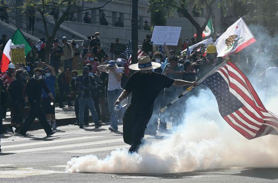 현지시간 14일 미국 캘리포니아주 로스앤젤레스에서 열린 시위 참가자가 방독면을 쓴 경찰에 의해 체포되고 있다. 로이터=연합뉴스