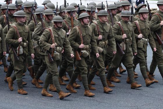 14일(현지시간) 미국 워싱턴 DC에서 육군 창설 250주년을 기념하는 퍼레이드가 열리고 있다. AFP=연합뉴스