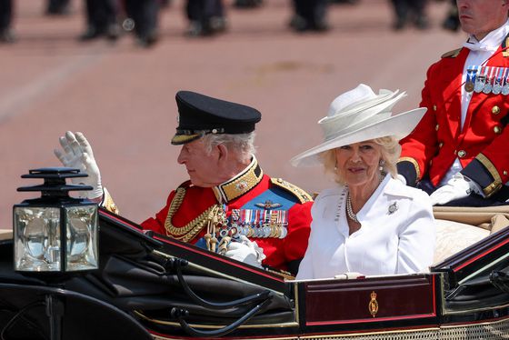 찰스3세와 카멀라 왕비가 14일 마차를 탄 채 군기분열식에 등장하고 있다. 로이터=연합뉴스