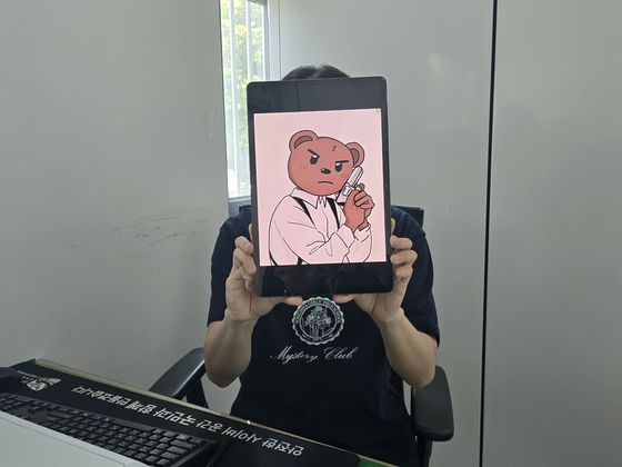 경찰 폴넷에 캐릭터 곰순경 웹툰드라마를 연재한 이도하 경장이 경기 광주경찰서 형사과 조사실 안에서 작업하는 태블릿에 형사 곰순경을 띄워 들고 있다. 손성배 기자