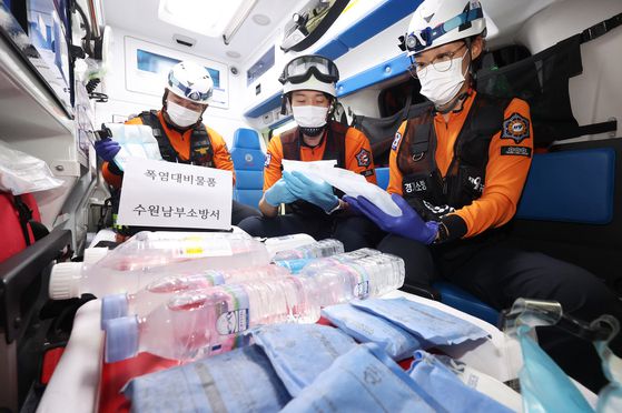 지난 9일 경기도 수원시 권선구 수원남부소방서에서 남부119안전센터 이윤호 소방장, 백지민 소방교, 이진성 소방사가 얼음조끼와 아이스팩 등 폭염 대비 물품을 점검하고 있다.   경기도소방재난본부는 올여름 폭염 피해를 최소화하기 위해 오는 9월 말까지 '2025 폭염 대비 구급활동 대책'을 시행한다. 연합뉴스