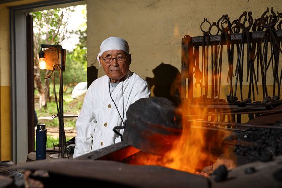이봉주 유기장이 지난 1일 경북 문경시 가은읍 납청유기촌 공방에서 전통 방식으로 물동이 성형 작업을 하고 있다. 김종호 기자
