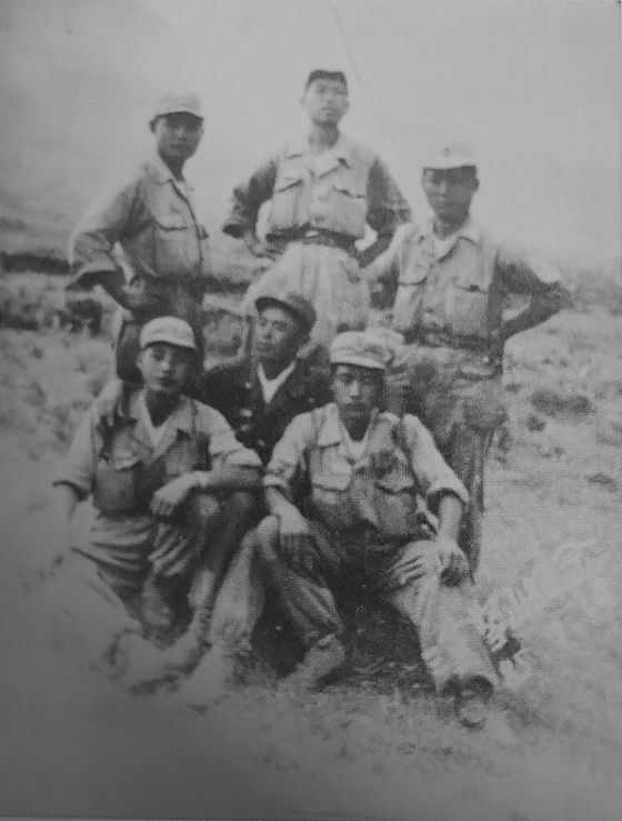 이봉주(뒷줄 오른쪽) 유기장이 군 복무 시절 전우들과 함께 있는 모습. 사진 이봉주 자서전