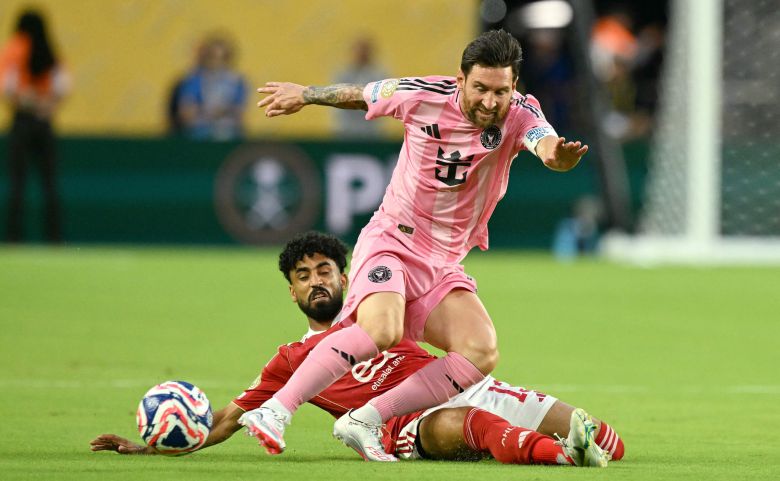 인터 마이애미의 리오넬 메시(가운데)가 15일 FIFA 클럽월드컵 조별리그 1차전 알 아흘리전에서 드리블을 하고 있다. [AFP=연합뉴스]