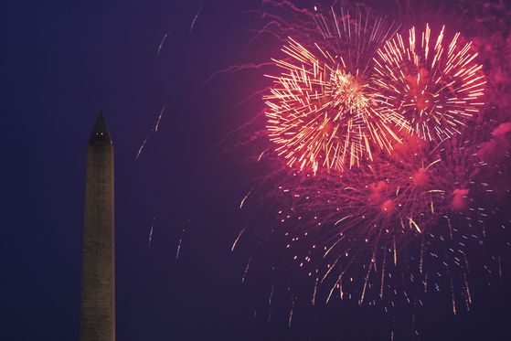 도널드 트럼프 대통령이 14일(현지시간) 워싱턴에서 열린 육군 창설 250주년 기념 군사 퍼레이드에서 선서식을 주관하고 있다. AP=연합뉴스