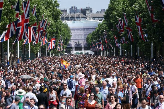 14일 영국 군기분열식을 보기 위해 몰린 인파. 로이터=연합뉴스