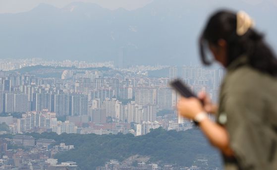 10일 서울 남산에서 바라본 성북구, 노원구 일대 아파트 단지 모습.   연합뉴스
