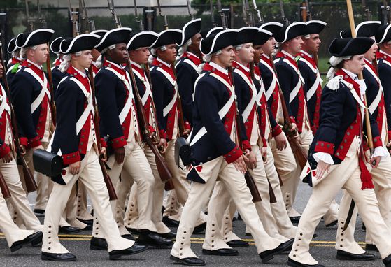 14일(현지시간) 미국 워싱턴 DC에서 육군 창설 250주년을 기념하는 퍼레이드가 열리고 있다. AP=연합뉴스
