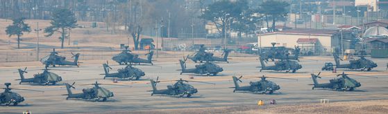 경기 평택시 캠프 험프리스에 아파치 헬기가 계류돼 있다. 뉴스1