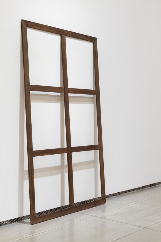다니엘 드죄즈, 스트레처(,Stretcher), 1969, 185 X 144cm,walnut stain on stretcher,[사진 인당뮤지엄]