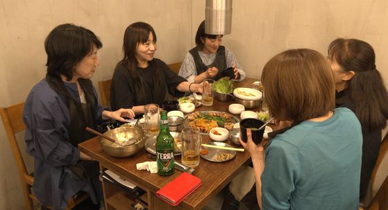 한국식당에서 일본인 손님들이 미나리와 삼겹살을 함께 즐기고 있다. 정원석 기자