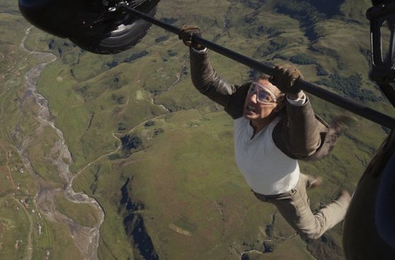 영화 ‘미션 임파서블’ 8편에서 주연 톰 크루즈는 63세의 나이로 화려한 액션 연기를 선보인다. [사진 롯데엔터테인먼트]