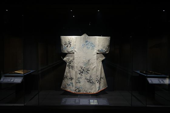 16일 서울 용산구 국립중앙박물관에서 열린 한일 국교 정상화 60주년 특별전 '일본미술, 네 가지 시선' 전 언론공개회에서 참석자들이 오가타 고린의 '가을풀무늬 고소데'를 살펴보고 있다. 연합뉴스