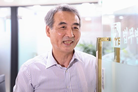 김건희 특검으로 지명된 민중기 전 서울중앙지방법원장이 지난 13일 서울 서초동 사무실에서 취재진 질문에 답하고 있다. 연합뉴스