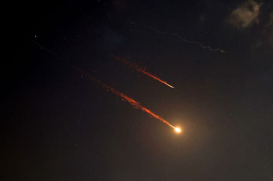 지난 16일 이스라엘 국경 밤하늘에 로켓이 궤적을 그리며 날아가고 있다. AFP=연합뉴스