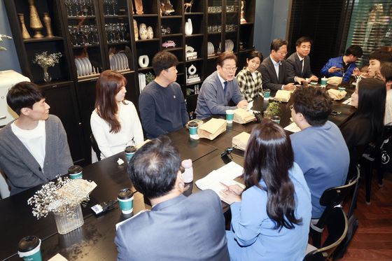 대선 선거운동 기간이던 지난 5월 12일 이재명 더불어민주당 대선 후보가 경기 성남시 한 오피스텔에서 판교 IT 개발자 2030 직장인들과 간담회를 갖고 있다. 연합뉴스