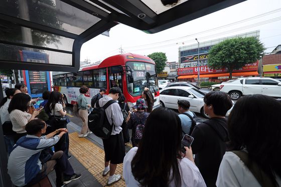 광주 시내버스 파업이 9일째 이어진 16일 광주 북구 운암동 경신여고 버스정류장에서 시민들이 버스를 기다리고 있다. 연합뉴스