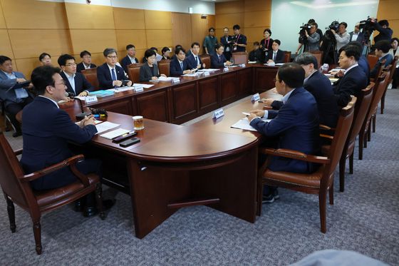 김민석 국무총리 후보자가 16일 서울 종로구 통의동 금융감독연수원에 마련된 청문회 준비단 사무실에서 열린 경제·민생분야 부처 업무보고에서 발언하고 있다. 연합뉴스