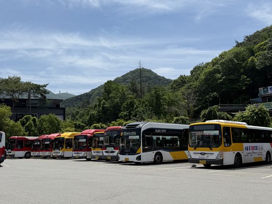 지난 8일 광주 동구 무등산 증심사역 인근 차고지에 시내버스가 대기하고 있다. 뉴스1