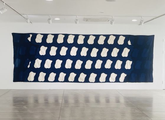 클로드 비알라, 1971/047, 천에 메틸렌 블루, 180x5400cm. [사진 이은주 문화선임기자]