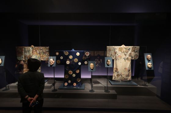 16일 서울 용산구 국립중앙박물관에서 열린 한일 국교 정상화 60주년 특별전 '일본미술, 네 가지 시선' 전 언론공개회에서 참석자들이 전시물을 살펴보고 있다. 연합뉴스