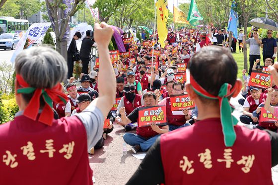 광주 시내버스 노조가 파업에 돌입한 지난 5일 광주시청 앞에서 열린 총파업 투쟁 승리쟁취 버스노동자 결의대회에서 노조원들이 구호를 외치고 있다. 연합뉴스