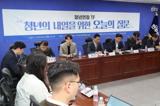 지난 4월 21일 서울 여의도 국회 의원회관에서 더불어민주당 전국청년위원회 주최 정년연장 TF 청년간담회가 열리고 있다. 연합뉴스