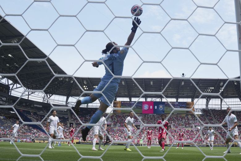 오클랜드 시티 골키퍼 트레이시가 슛을 막아내고 있다. [AP=연합뉴스]