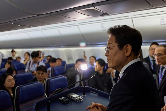 주요 7개국(G7) 정상회의 참석을 위해 출국한 이재명 대통령이 16일(현지시각) 캐나다 앨버타주 캘거리로 향하는 공군 1호기에서 기자간담회를 하고 있다. 연합뉴스