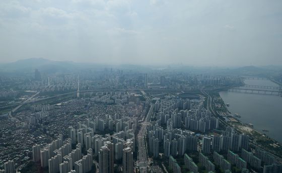 16일 한국부동산원에 따르면 올 5월 서울 아파트값은 전달 대비 0.54% 올랐다. 사진은 지난달 26일 서울 송파구 롯데월드타워 전망대 서울스카이에서 본 강남 지역 아파트. [뉴시스]