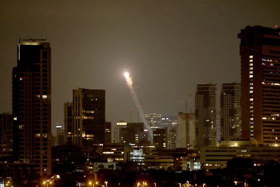 이스라엘의 방공 시스템인 아이언 돔이 17일(현지시간) 이스라엘 텔아비브 상공에서 이란에서 발사된 미사일을 요격하고 있다. EPA=연합뉴스