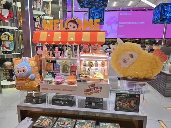 중국 베이징의 한 팝마트 매장에서 판매 중인 ‘라부부’ 캐릭터 상품. 이도성 특파원