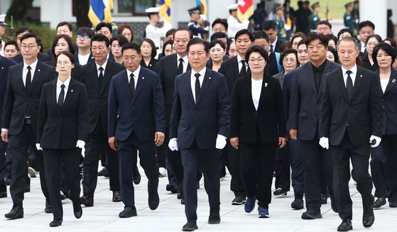 이재명 대통령이 더불어민주당 대표 시절인 지난 4월 3일 국회 본회의에서 박찬대 당시 원내대표와 대화하고 있다. 연합뉴스