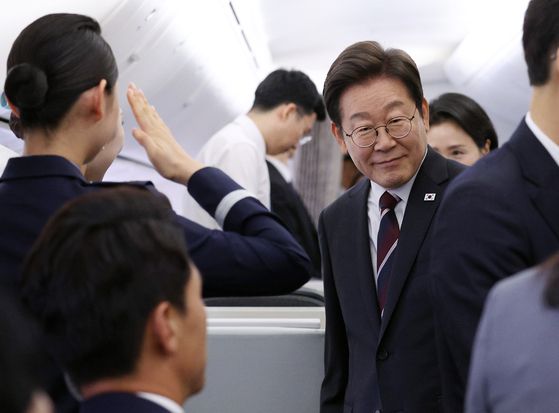 이재명 대통령이 16일(현지시간) 주요 7개국(G7) 정상회의 참석을 위해 캐나다 앨버타주 캘거리로 향하며 공군 1호기에서 김혜경 여사와 함께 기자간담회에 참석해 발언하고 있다. 대통령실사진기자단